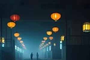 《雾中灯塔》封面：浓雾中灯塔顶部的旋转光束