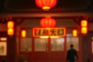 《铁皮列车》封面：锈迹斑驳的绿皮车厢与铁轨